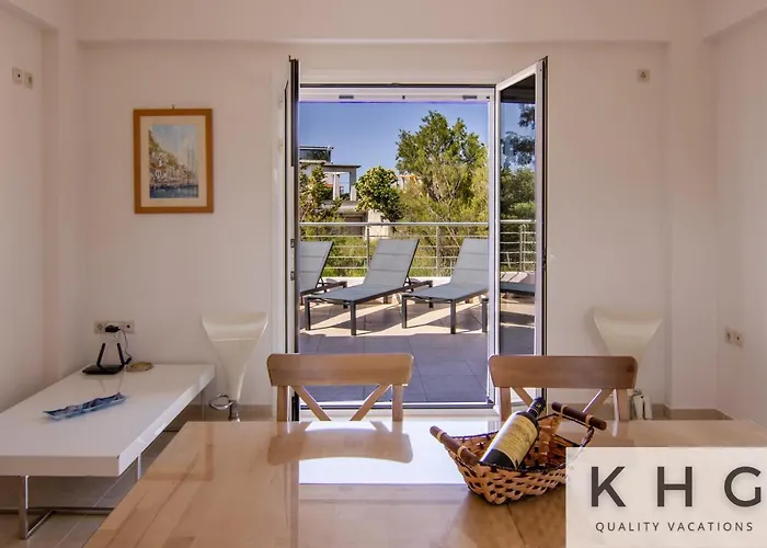 Red #1, 1 Minute From Megas Lakos リクスリオン