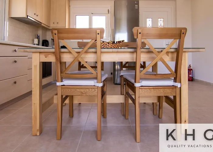 Red #1, 1 Minute From Megas Lakos アパート