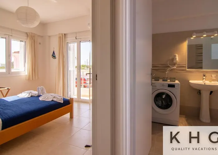 Red #1, 1 Minute From Megas Lakos アパート